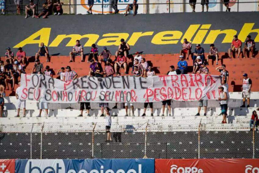 Dentro de campo, o ano do Paulista durou apenas 10 jogos; protestos da torcida marcaram a temporada