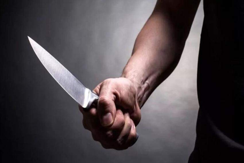 O açougueiro almoçava na calçada quando um homem o surpreendeu e o atacou com uma faca; a polícia procura a vítima para prestar detalhes