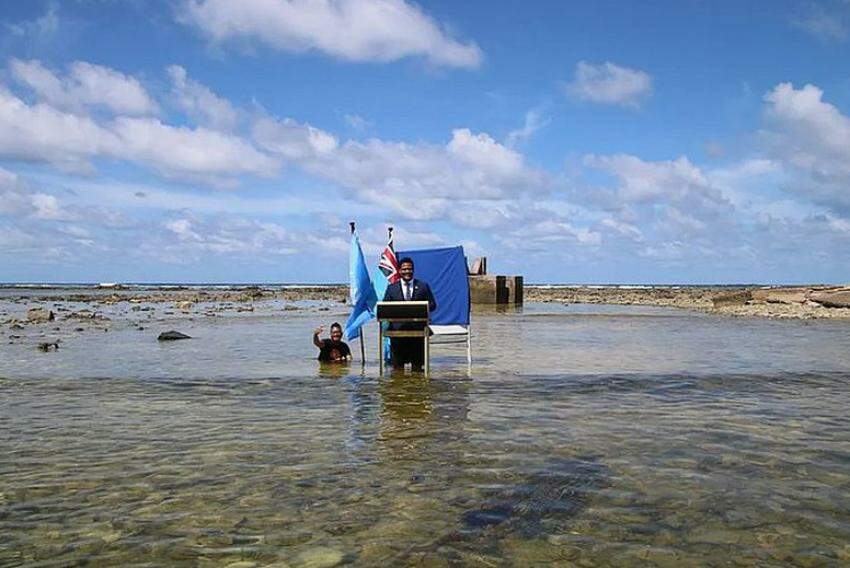 Ministro de Tuvalu discursa na COP-26 com metade do corpo no mar que sobe e vai submergir o país inteiro em alguns anos