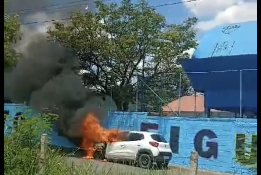Veículo ficou completamente destruído devido às chamas 