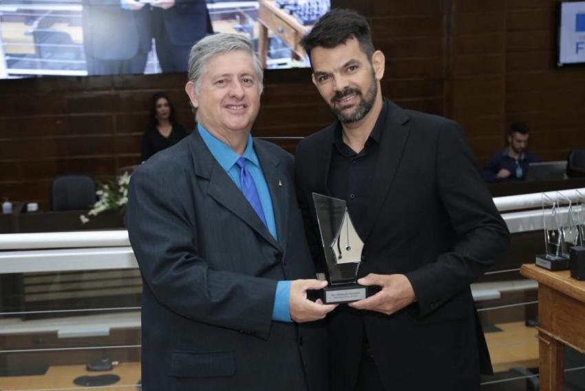 O profissional da área de iluminação decorativa em Franca, Márcio de Freitas, premiado pelo empresário Carlos Corrêa no PI 2023