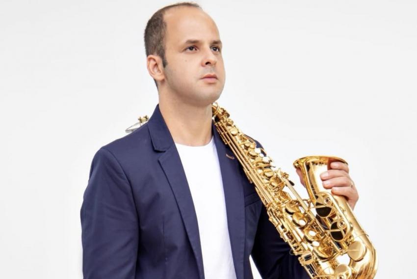 O saxofonista Julian Cesar acaba de lançar o projeto Sax do Bem, que leva a música aos pacientes oncológicos 