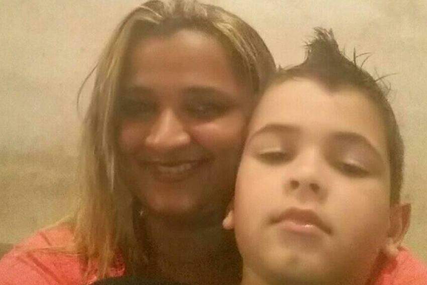 Débora Ramos Fernandes, 34 anos, e seu filho, Alerrandro Antônio Ramos Cruz, 12 anos