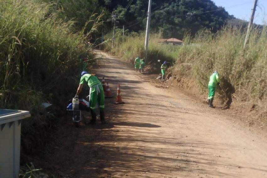 Conserveiros em atuação em estrada rural de Taubaté