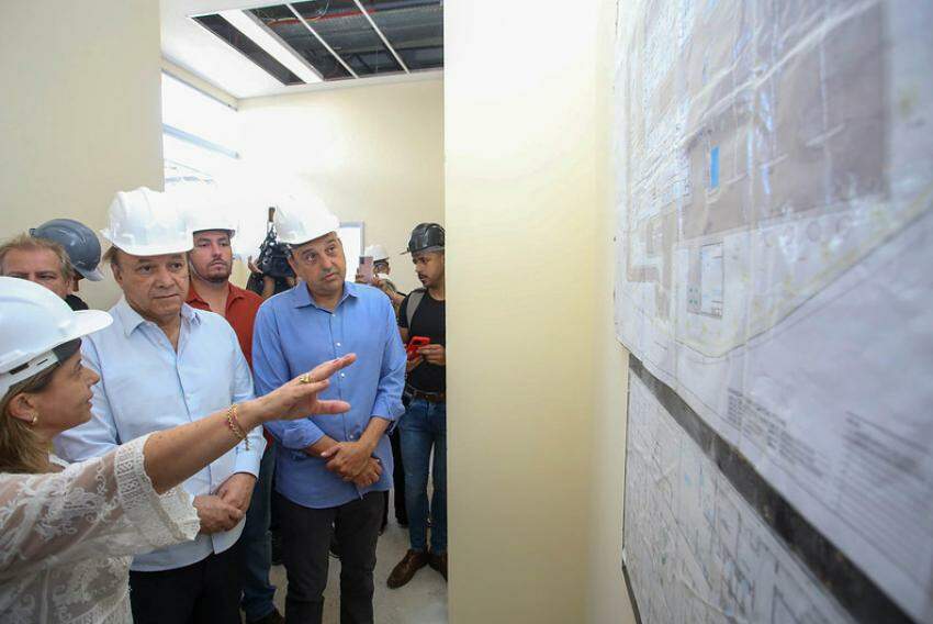 Felicio e Eleuses Paiva, secretário de Saúde, durante visita às obras do Hospital Regional em Cruzeiro