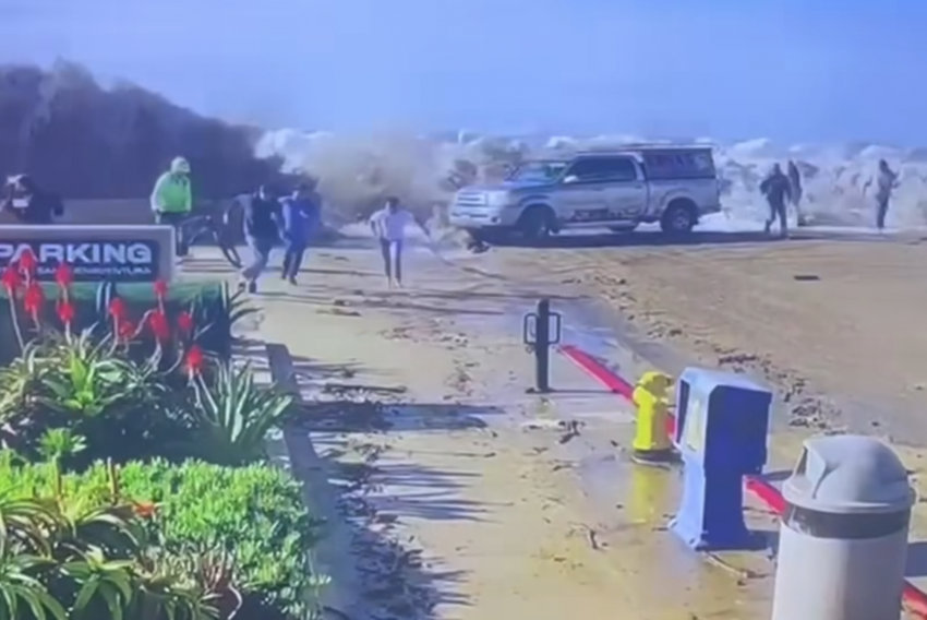 Por causa da agitação do mar, as autoridades de Ventura fecharam o píer da cidade