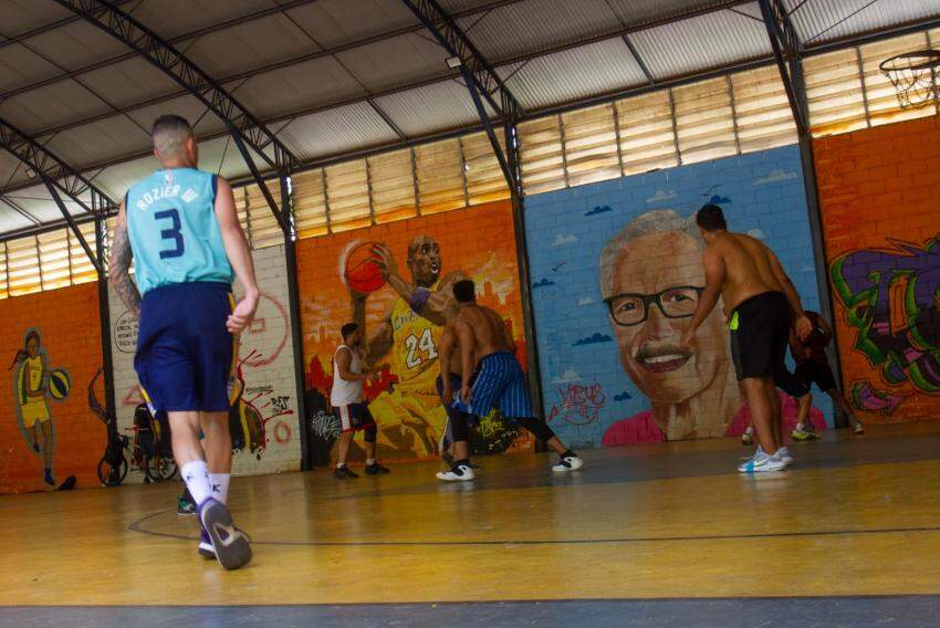 Grupo jogando basquete em quadra do poliesportivo