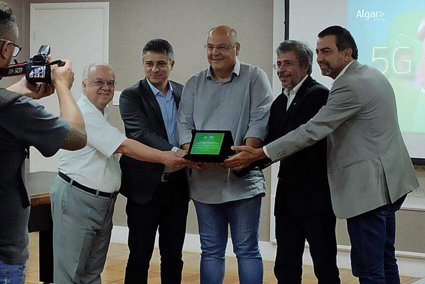 Prefeito Alexandre Ferreira recebendo placa sobre a expansão do 5G em Franca