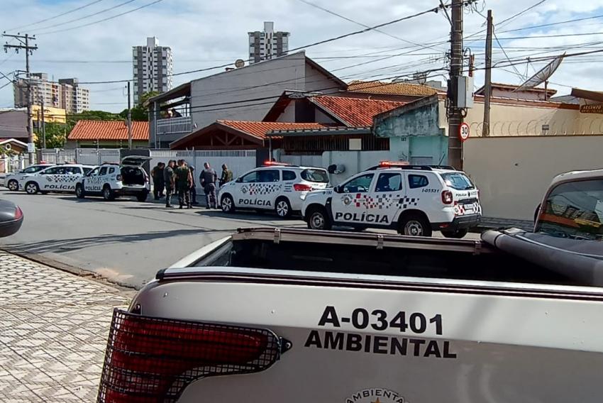 Os donos do estabelecimento se preparavam para iniciar o expediente quando os homens se aproximaram do portão, fingindo ser clientes