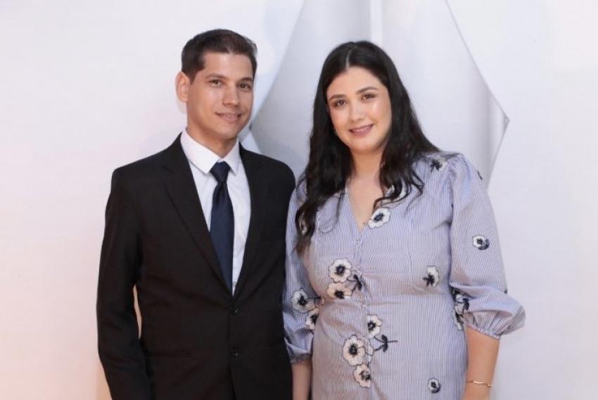 Jheyson Alves Cintra (foto com a mulher Aliny) tem recebido elogios pelos projetos de marcenaria que assina