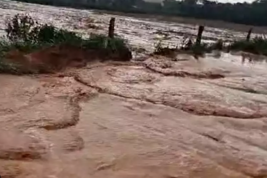 Situação da Estrada Vicinal Caetitu, que já é ruim, piorou com a chuva do último fim de semana