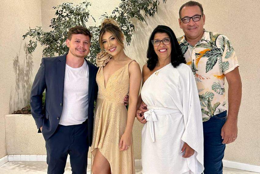 A empresária Jacque Vieira em noite de inauguração ao lado do marido, Édison Júnior, e dos pais, Márcia Regina e Carlos Vieira