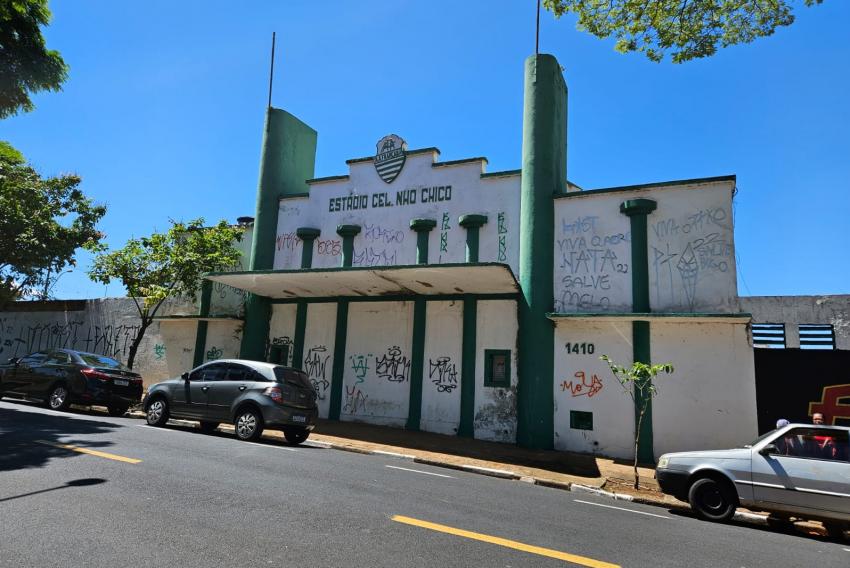 Estádio 'Nhô Chico' está em área nobre da cidade, em pleno Centro