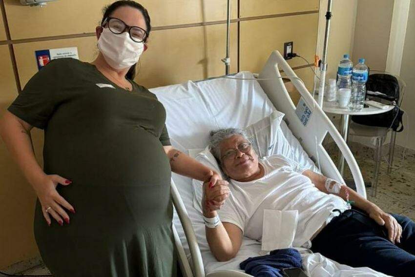 Em foto postada em seu Instagram, Marlene Mattos aparece deitada em leito hospitalar
