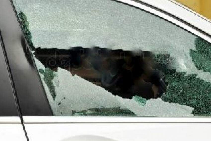 Ao retornar ao seu veículo, a vítima viu que vidro da frente havia sido destruído durante o crime.