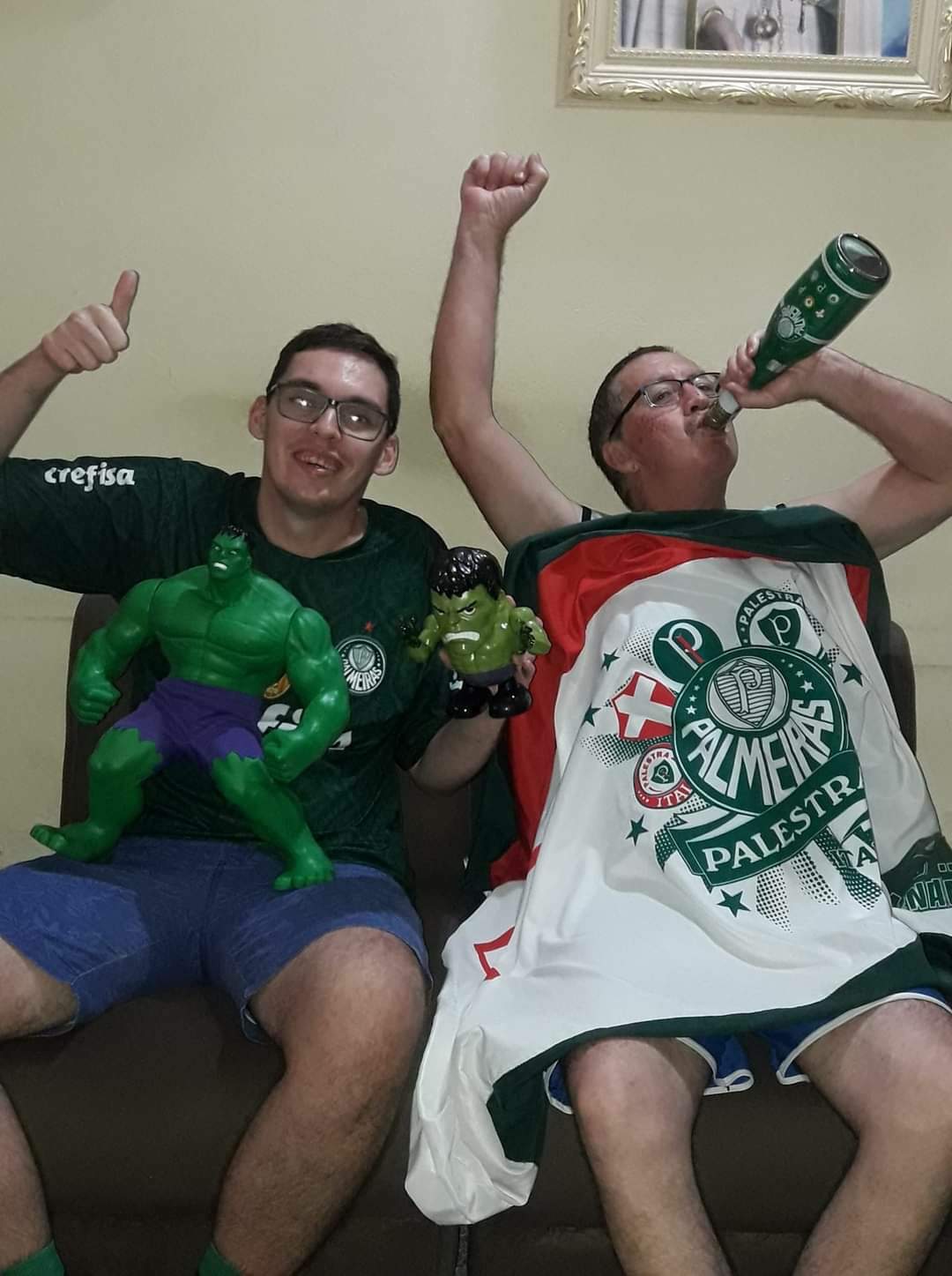 Rodrigo e seu pai comemorando mais uma vitória do Palmeiras