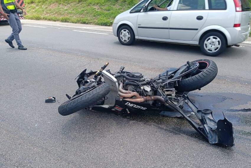 Moto, de alta cilindrada, ficou destruída após o acidente 