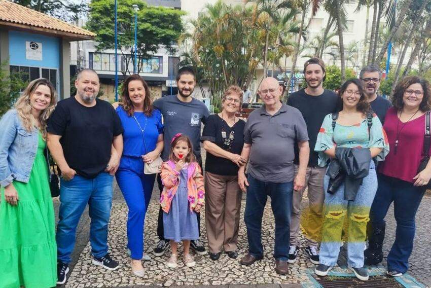 O casal Nize Lane e Fernando Couto Rosa comemorou 52 anos de casados ao lado dos filhos, nora, genro e netos. Parabéns! 