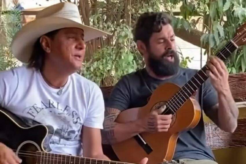 João Carreiro (à direita) em encontro descontraído: cantando com Emílio um clássico da música sertaneja