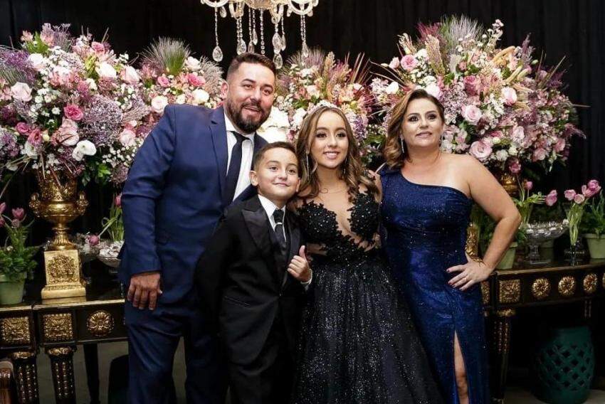 Gustavo Faleiros comemora nova idade ao lado da esposa Livia e dos filhos Júlia e Gustavinho