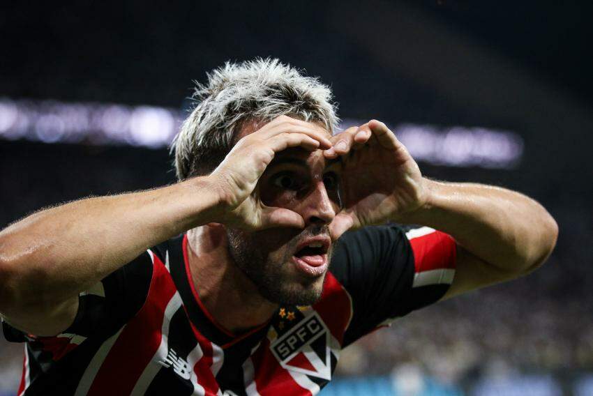 Calleri do Sao Paulo comemora seu gol durante partida 