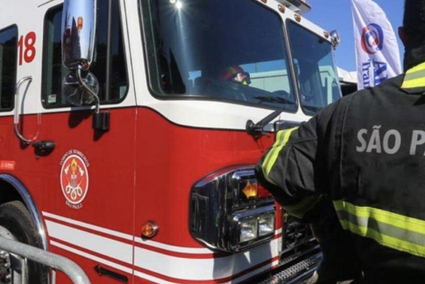 Equipe da Defesa Civil no apartamento 