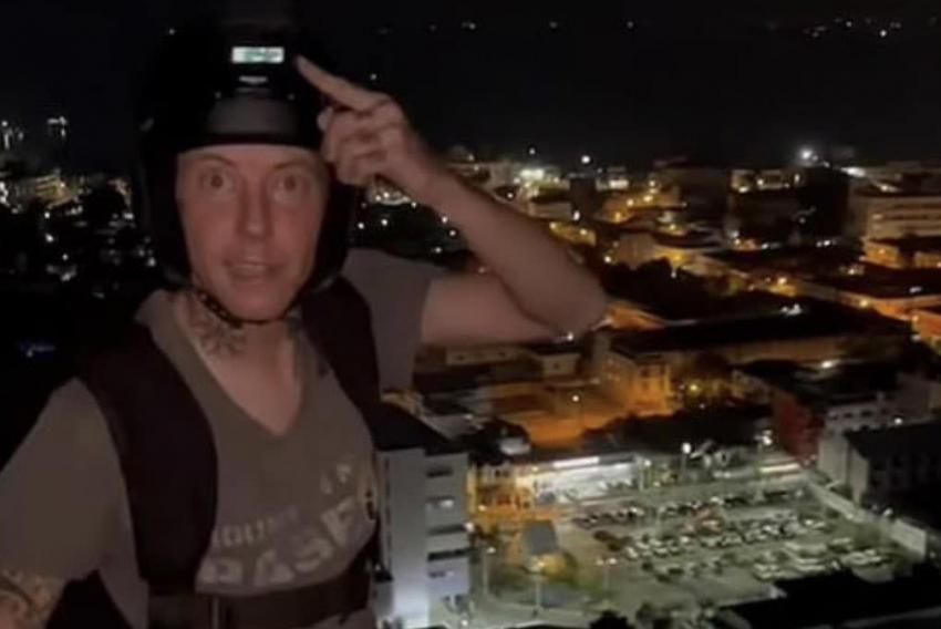 Ele conseguiu acesso ao telhado do edifício graças à intervenção de alguns amigos.