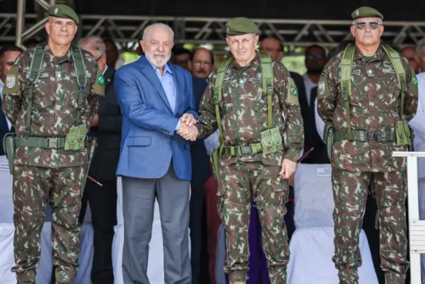  Presidente Luiz Inácio Lula da Silva participa da cerimônia de transmissão de cargo do Comando Militar do Nordeste, em Recife