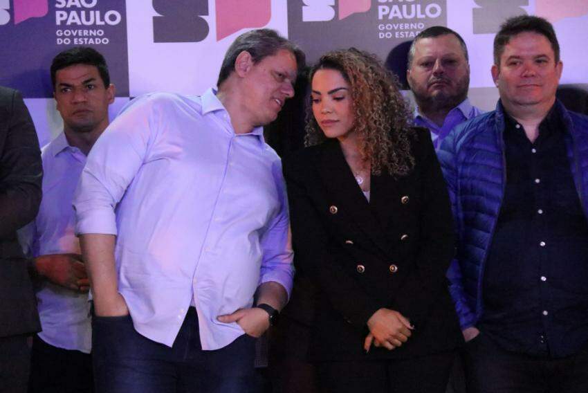 A prefeita Suéllen Rosim (PSD) ao lado do governador Tarcísio de Freitas (Republicanos) durante agenda na Apae Bauru, no ano passado