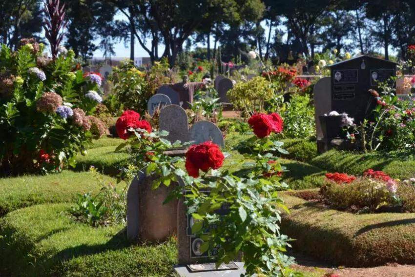 Lápides e flores no cemitério Santo Agostinho, em Franca