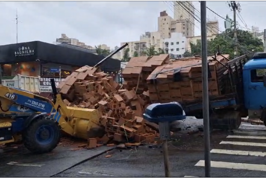 Carga de tijolos cai em rua do Cambuí 