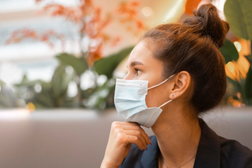 Medidas como isolamento, uso de máscaras e higienização sanitária seguem importantes