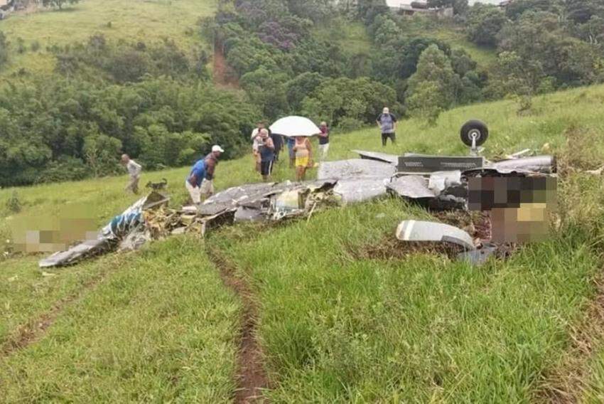 Avião caiu em um pasto no bairro Monjolinho, na área rural de Itapeva