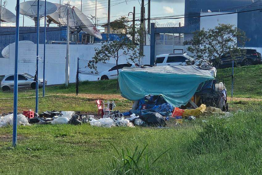 Barraca montada em terreno em frente ao Centro Pop em Franca