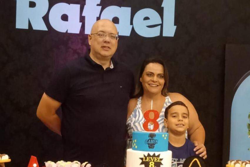 Rafael Carvalho Saturi comemorou 8 anos ao lado do papai, o empresário Evandro Saturi, e da mamãe, a publicitária Nádia Carvalho. Beijinhos, Rafa