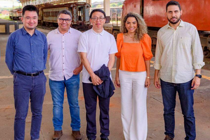 Richard Wu, Arnaldo Ribeiro, Xiang Cheng, Suéllen Rosim e Junior Rodrigues, em visita à estação ferroviária central