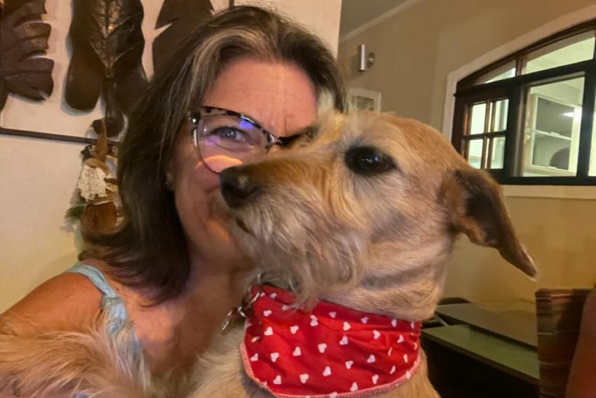 Hoje, a cadelinha Chardonnay tem um novo lar, mas mantém gratidão à Adriana, que a resgatou