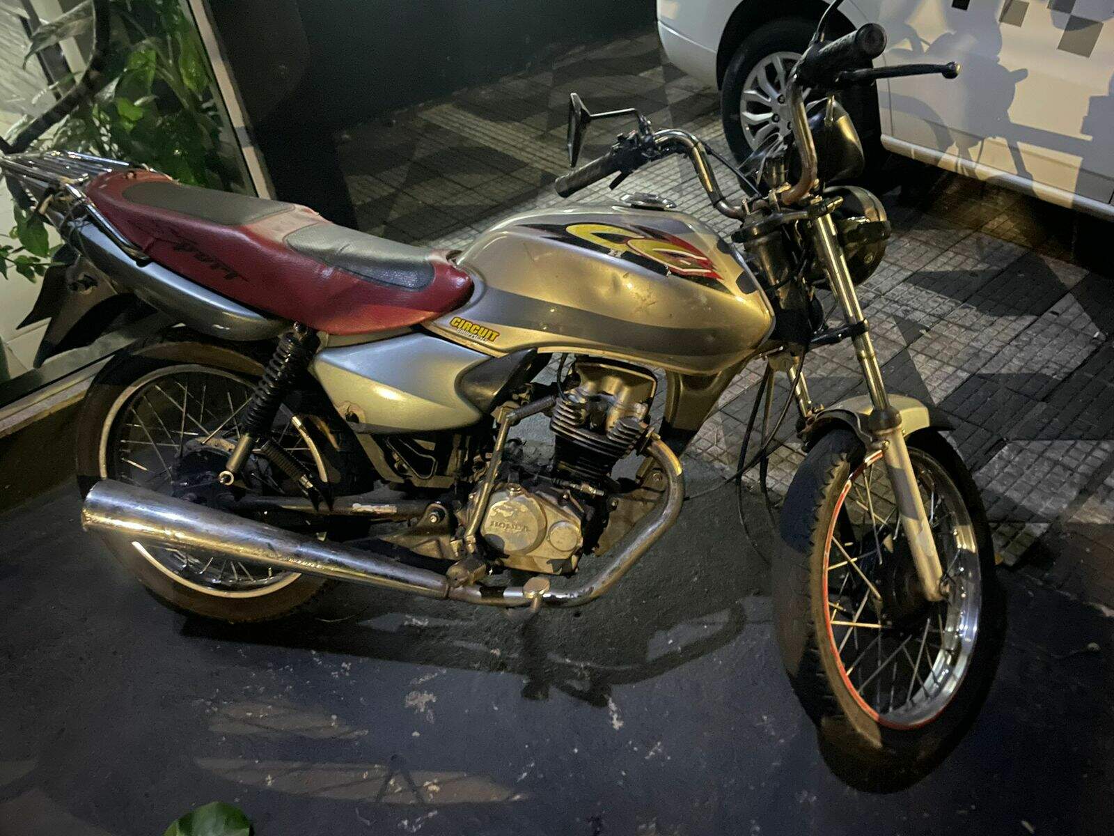 Motocicleta usada nos roubos foi apreendida. Foto: Polícia Militar/Divulgação