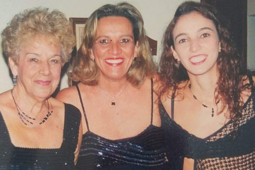Vovó Thereza Ferrante, filha Tânia Mara e neta Talita Garcia Licursi (que aniversaria dia 16/1, terça-feira). Gente do meu coração!
