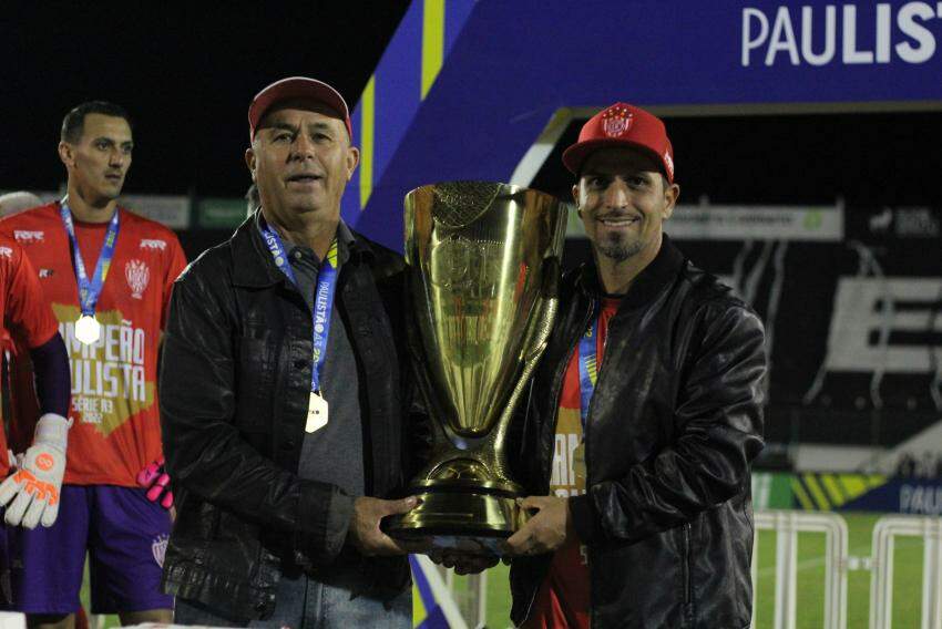 Luiz Carlos Martins e André Martins, juntos com o troféu de campeão paulista Série A3 pelo Noroeste