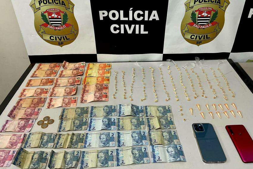 Porções de crack e cocaína, dinheiro e dois celulares foram apreendidos