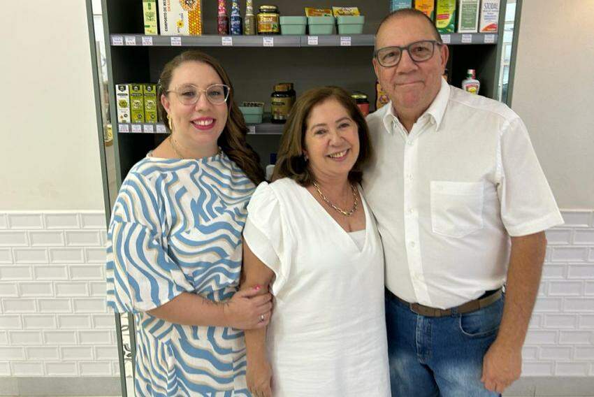 Yone Vuolo, Marcelo Pinheiro e Marcela Vuolo comemoram os 39 anos de sucesso da Farmácia Similia