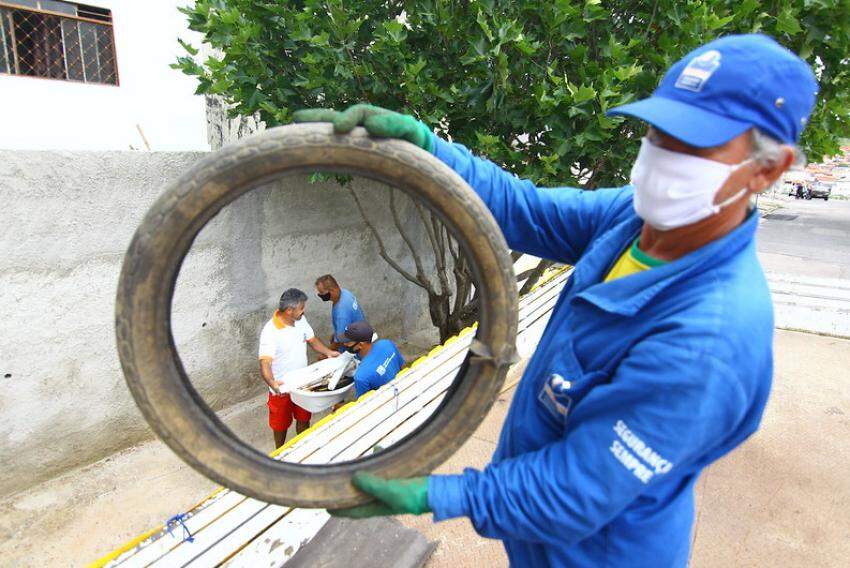 Operação de combate ao mosquito Aedes aegypti em São José