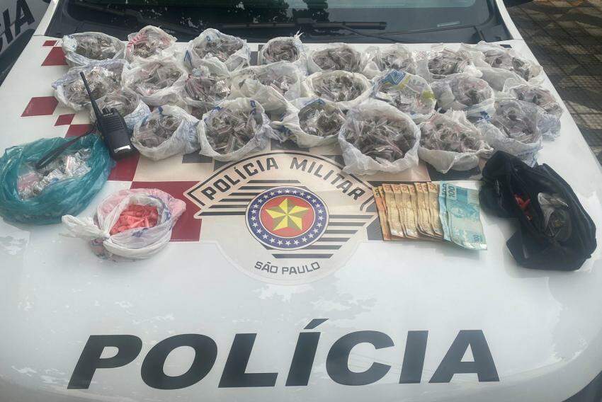 Milhares de porções de maconha e centenas de pinos de cocaína foram apreendidos