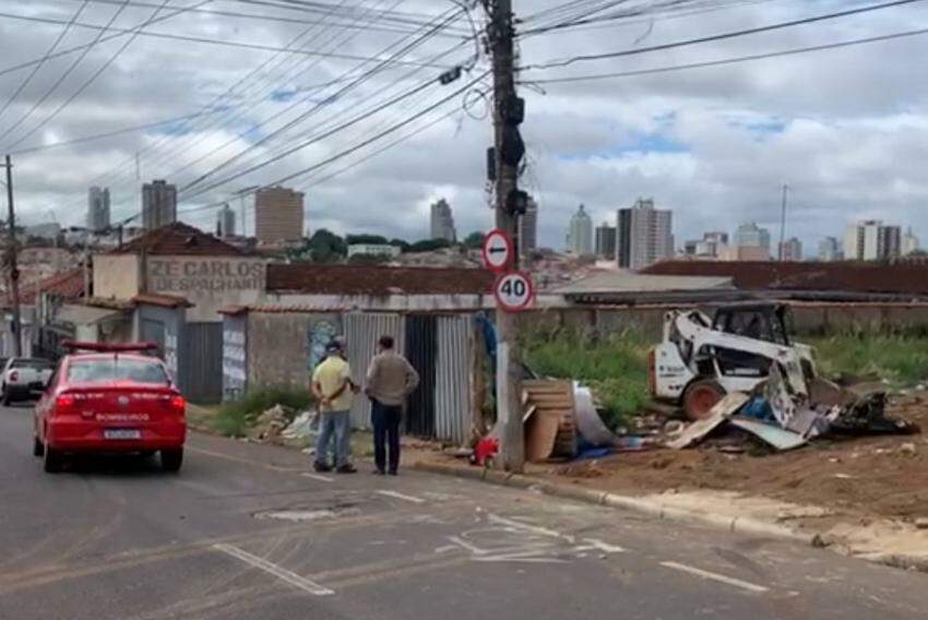 Máquina derruba barracos em terreno particular ocupado por moradores em situação de rua