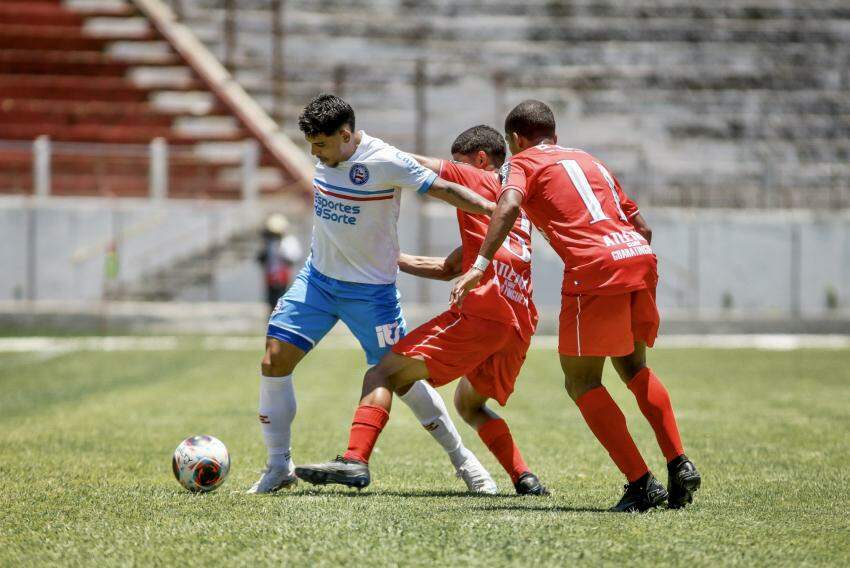 Lance do jogo entre Atlético Guaratinguetá e Bahia