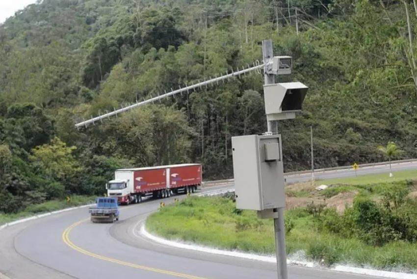 Dos 649 radares instalados em todo estado, 536 são capazes de fazer a leitura automática das placas dos automóveis e transmitir em tempo real para o DER