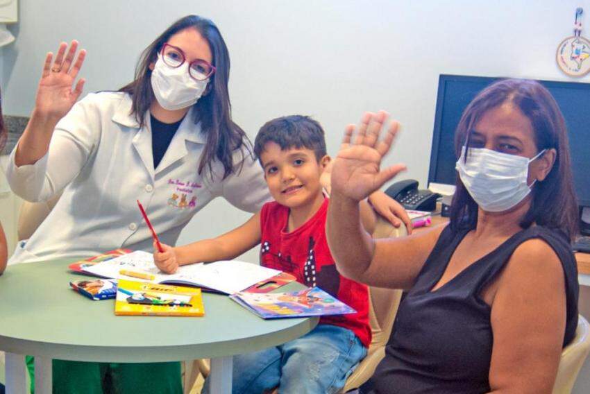Bruna Bezerra Salviano, médica oncopediátrica do HC, com o paciente Samuel acompanhado da avó
