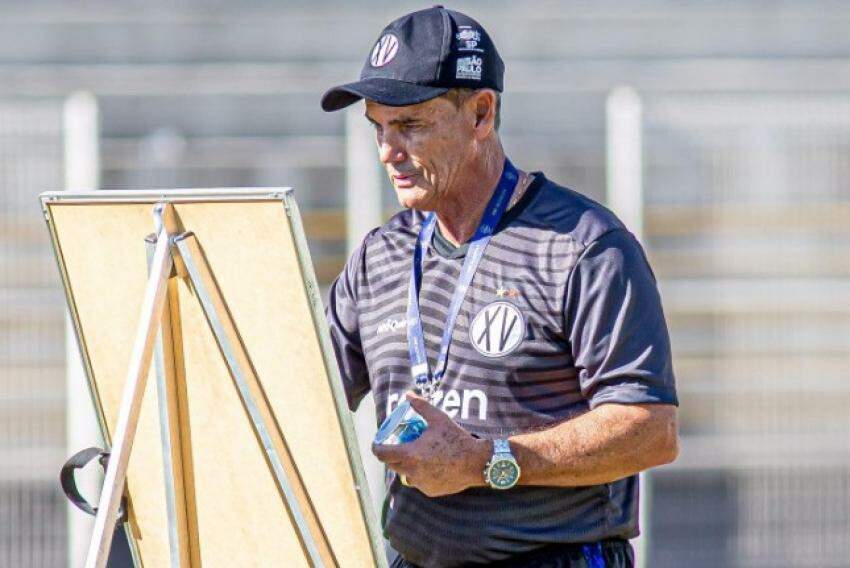 O técnico Paulo Roberto Santos monta a estratégia do XV 