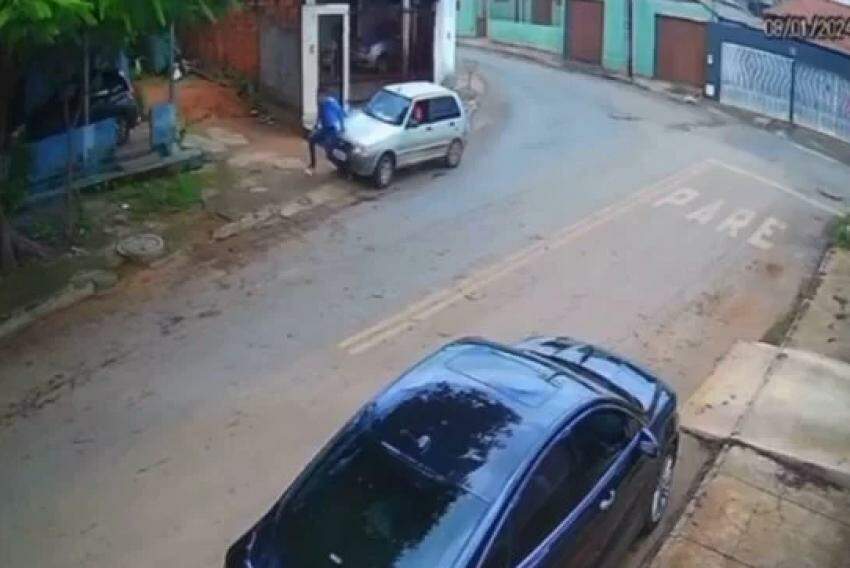 Um vídeo divulgado pela Polícia Civil mostra um dos homens dentro de um carro manobrando em fuga